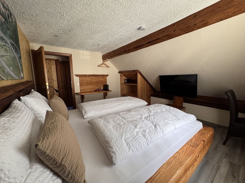 Black Forest Hotel Family Suite, Shared Bathroom (Hasenhornblick Zimmer) 9