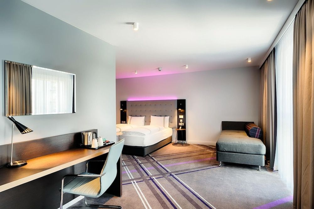 Premier Inn Darmstadt City Centre Twin Room, Roll-in Shower 4