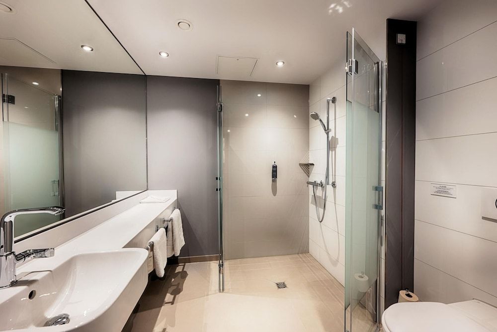 Premier Inn Darmstadt City Centre Twin Room, Roll-in Shower 3