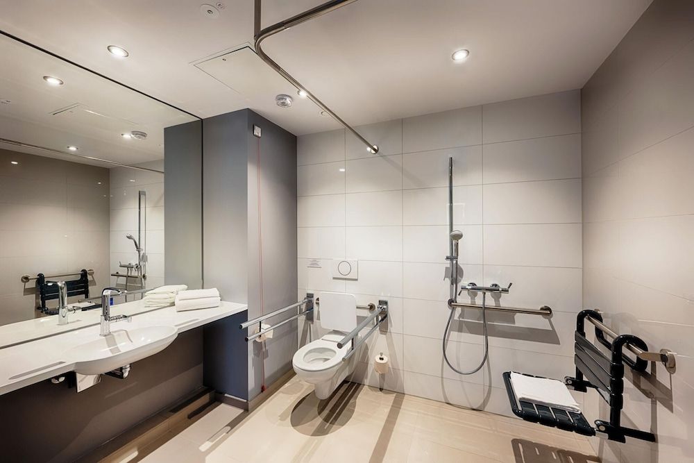 Premier Inn Darmstadt City Centre Twin Room, Roll-in Shower 2