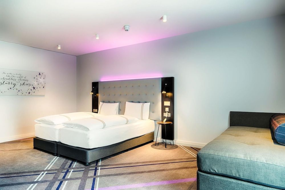 Premier Inn Darmstadt City Centre Twin Room, Roll-in Shower