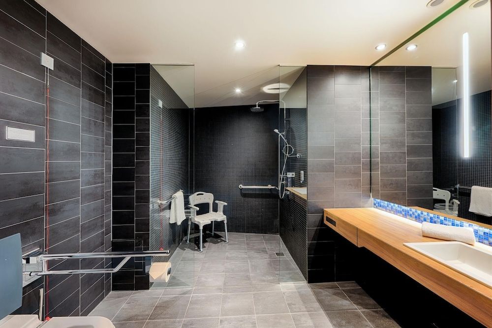 Double Room, Roll-in Shower