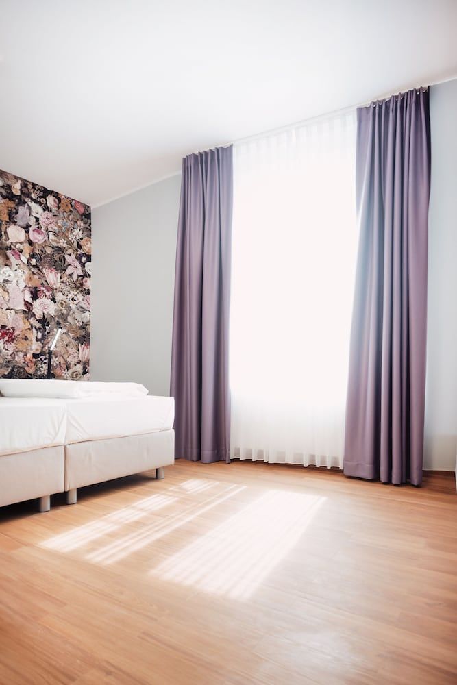 House of Blooms Exclusive Suite 3