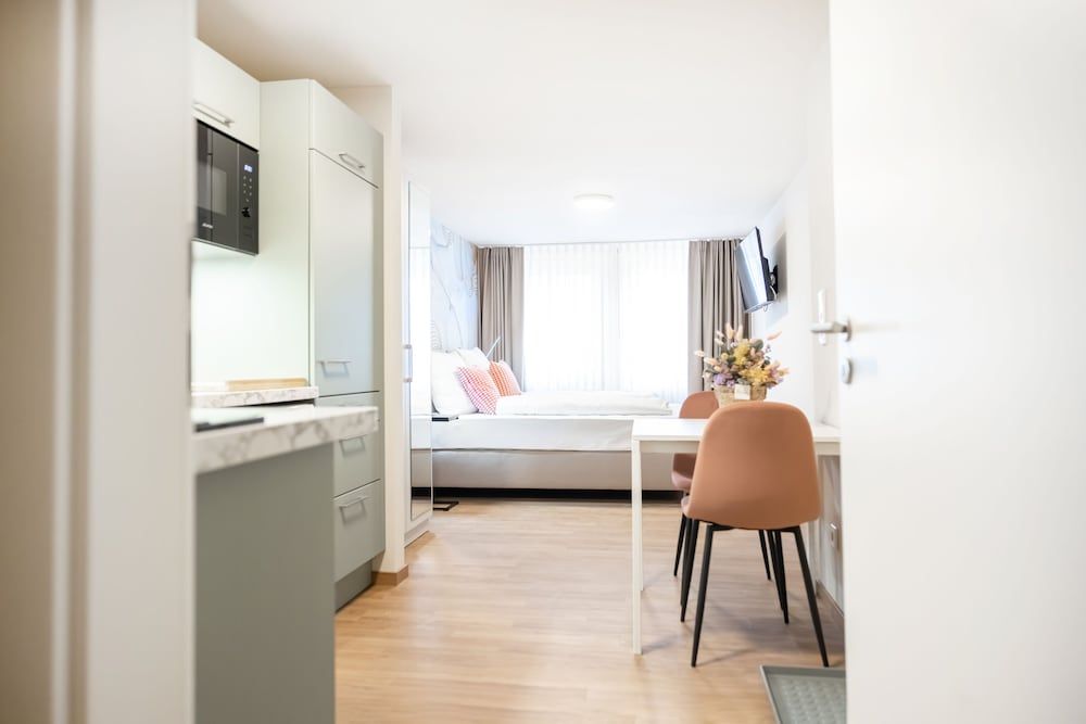 House of Blooms Superior Suite 14