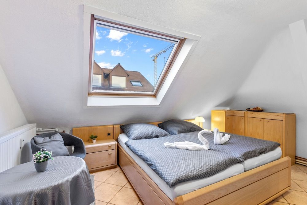 Family and Friends Ludwigshafen Superior Double Room, Private Bathroom