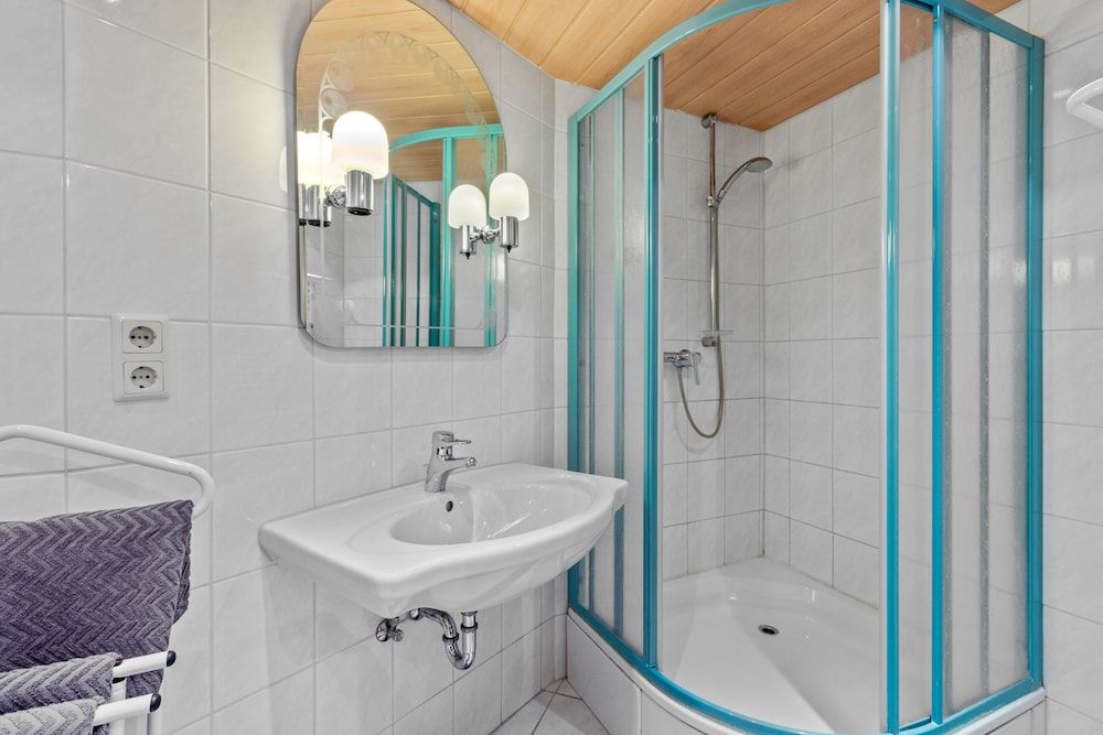 Family and Friends Ludwigshafen Superior Double Room, Private Bathroom 13