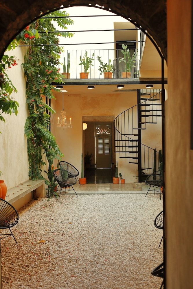Design Apartment, 1 Queen Bed, Patio, Garden View