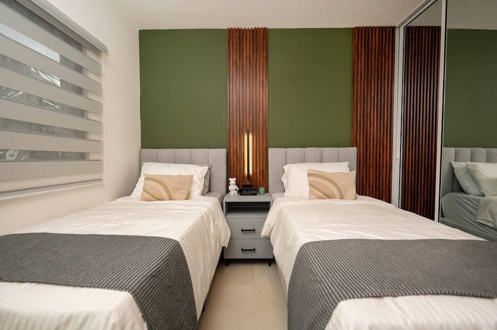 Dream Stay - Pool & Gym - 10min Airport & Homs Apartment, 3 Bedrooms, Smoking, Balcony 5