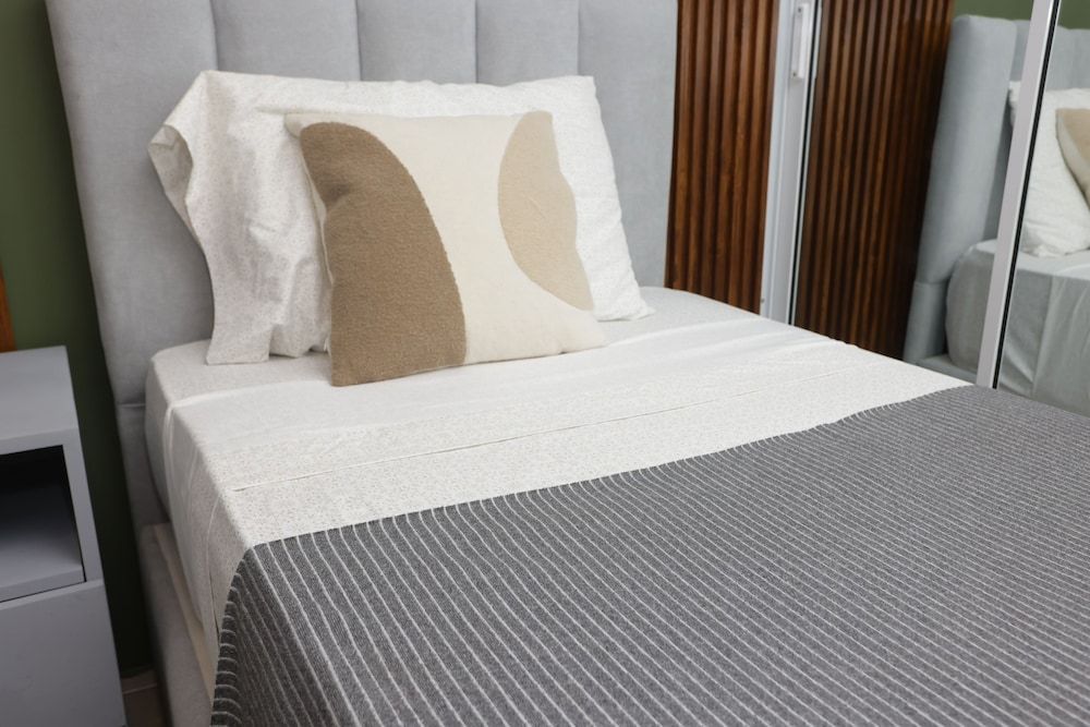 Dream Stay - Pool & Gym - 10min Airport & Homs Apartment, 3 Bedrooms, Smoking, Balcony 12