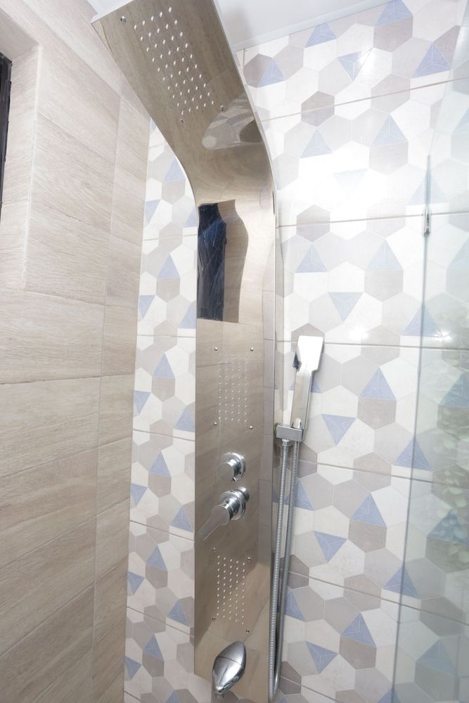 Dream Stay - Pool & Gym - 10min Airport & Homs Apartment, 3 Bedrooms, Smoking, Balcony 27