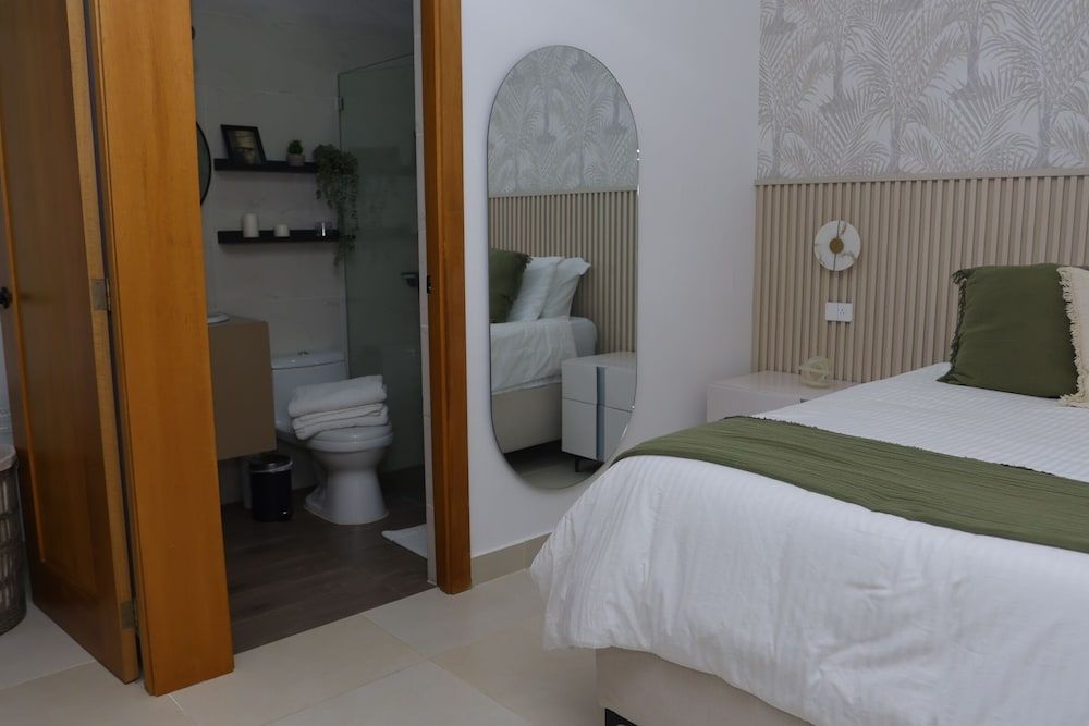 Dream Stay - Pool & Gym - 10min Airport & Homs Apartment, 3 Bedrooms, Smoking, Balcony 14