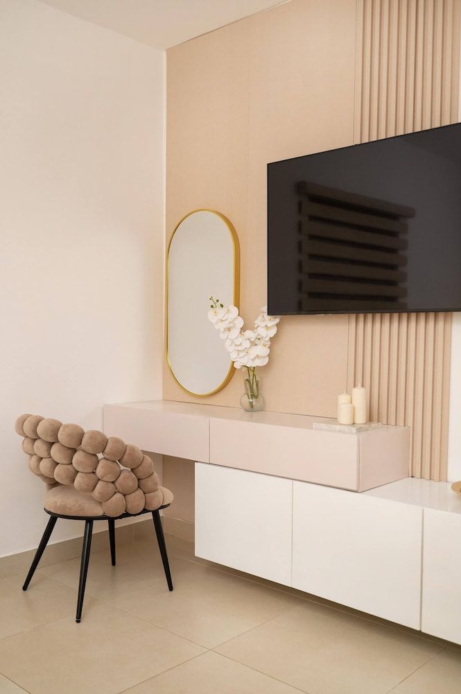 Dream Stay - Pool & Gym - 10min Airport & Homs Apartment, 3 Bedrooms, Smoking, Balcony 44