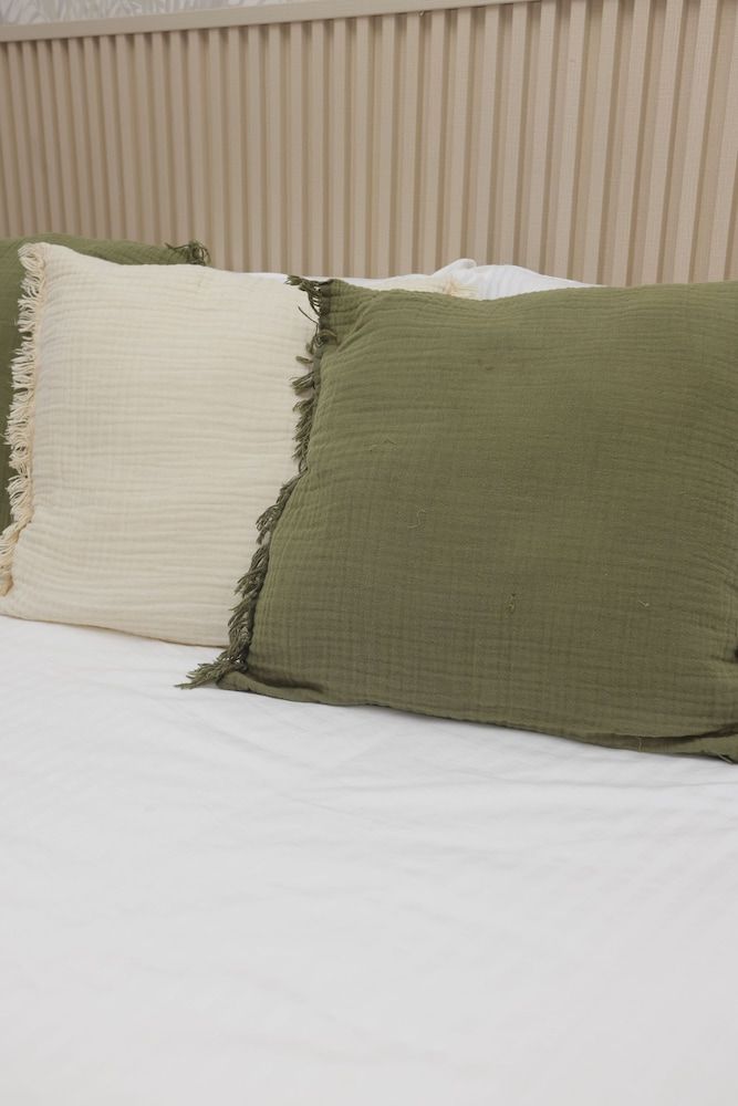 Dream Stay - Pool & Gym - 10min Airport & Homs Apartment, 3 Bedrooms, Smoking, Balcony 15