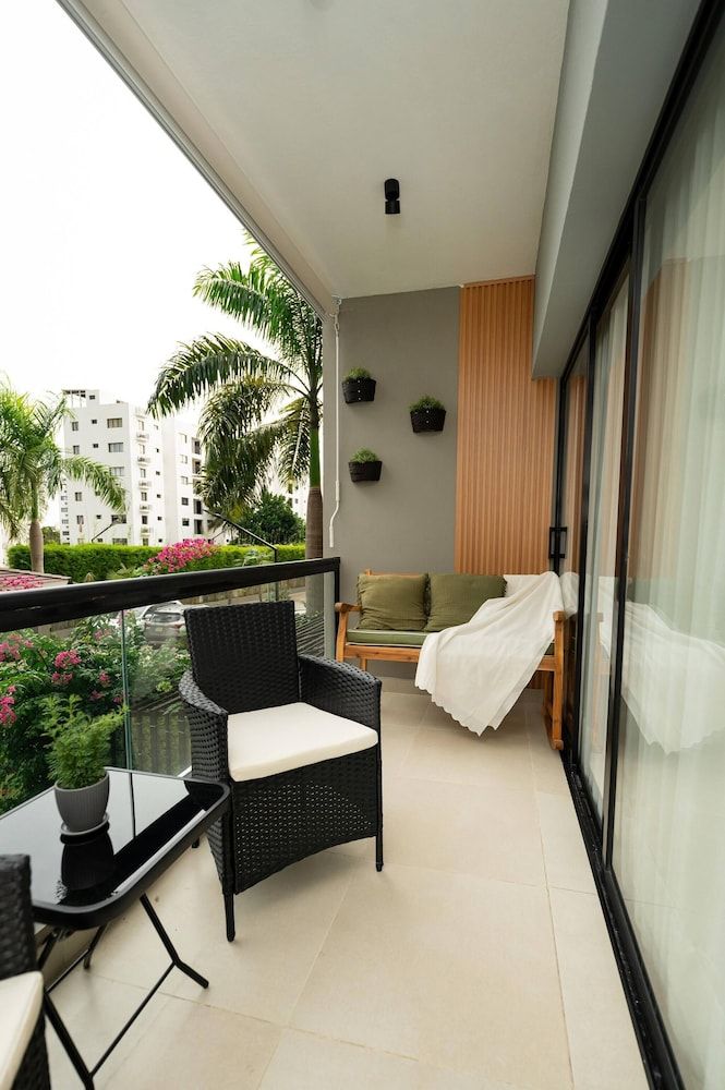 Dream Stay - Pool & Gym - 10min Airport & Homs Apartment, 3 Bedrooms, Smoking, Balcony 16