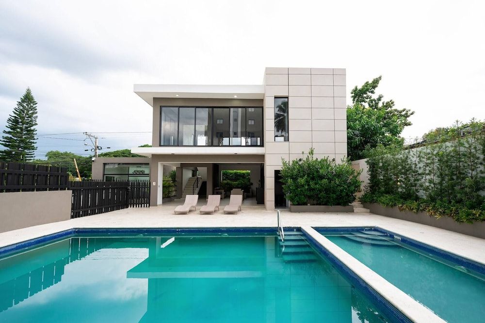 Dream Stay - Pool & Gym - 10min Airport & Homs