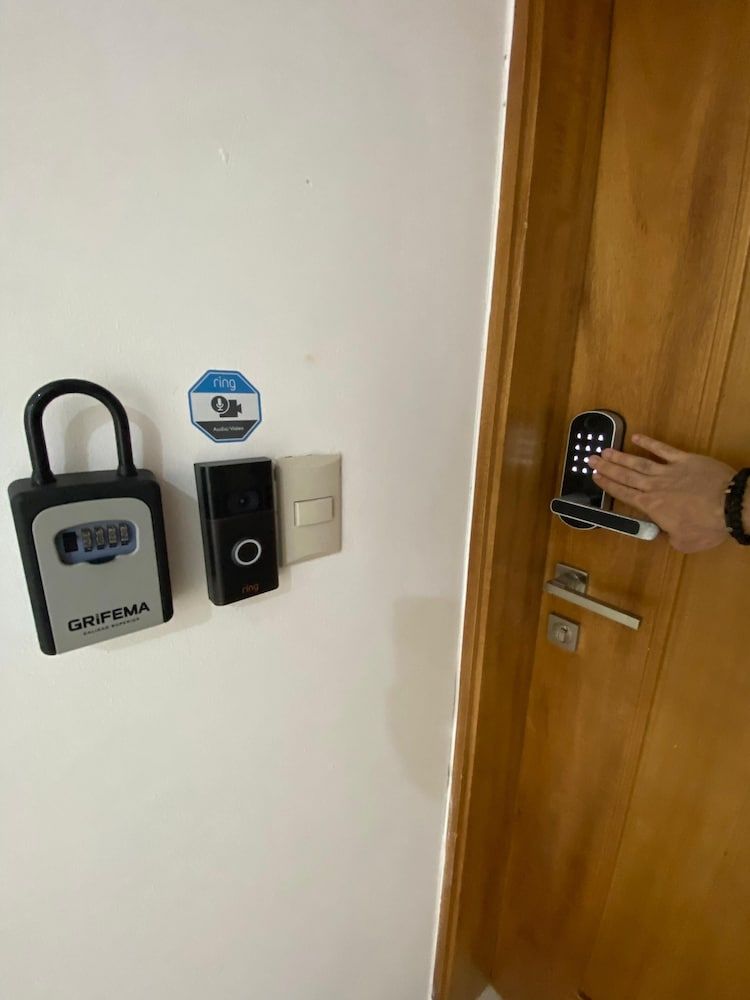 Dream Stay - Pool & Gym - 10min Airport & Homs Apartment, 3 Bedrooms, Smoking, Balcony 50