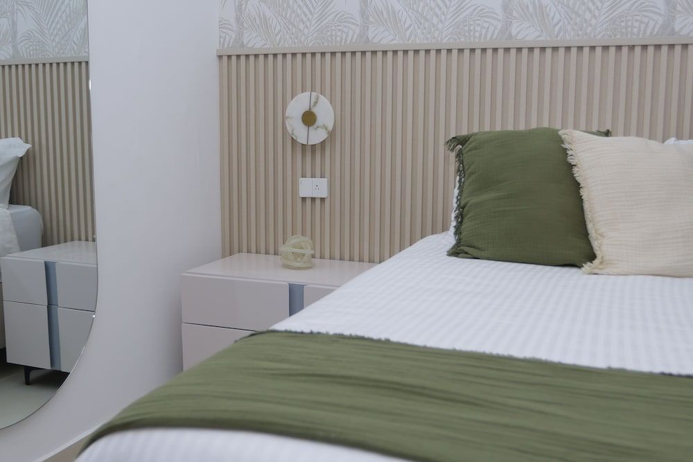 Dream Stay - Pool & Gym - 10min Airport & Homs Apartment, 3 Bedrooms, Smoking, Balcony 10