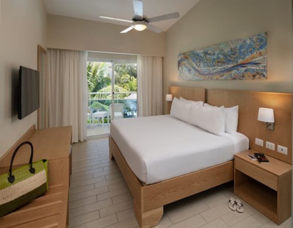 Junior Room, 1 King Bed, Pool View