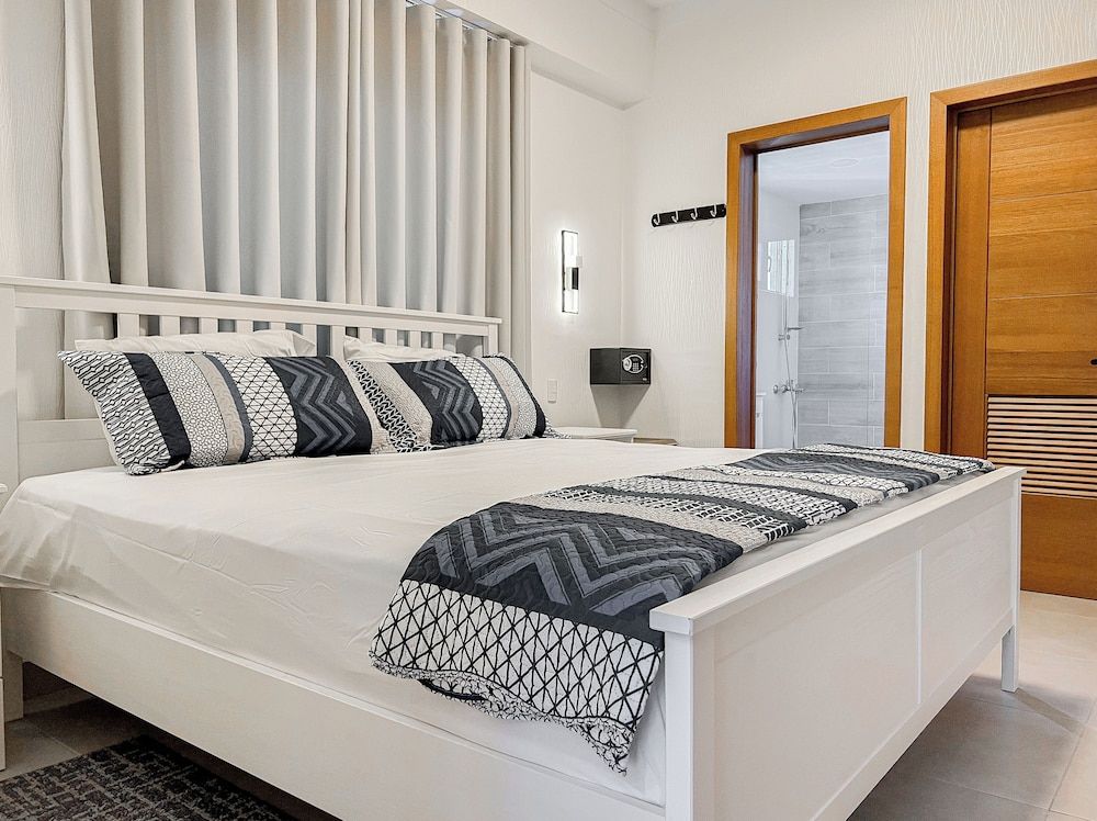 Comfort Condo, 1 King Bed, Private Bathroom, City View