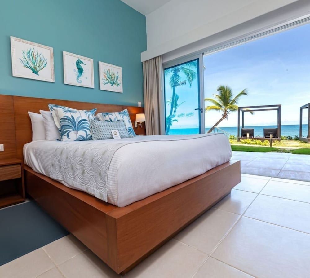 Junior Studio Suite, 1 King Bed, Balcony, Pool View