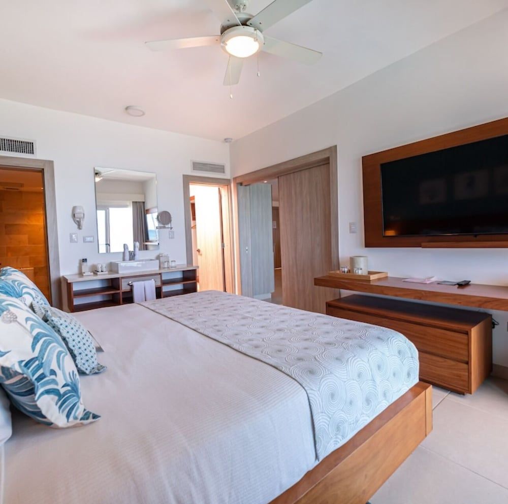 Junior Studio Suite, 1 King Bed, Balcony, Pool View
