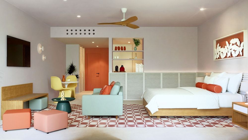 Junior Suite, 1 King Bed, Pool View