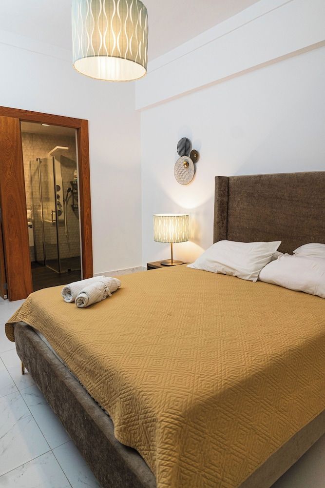 City Apartment, 1 Queen Bed (D13)