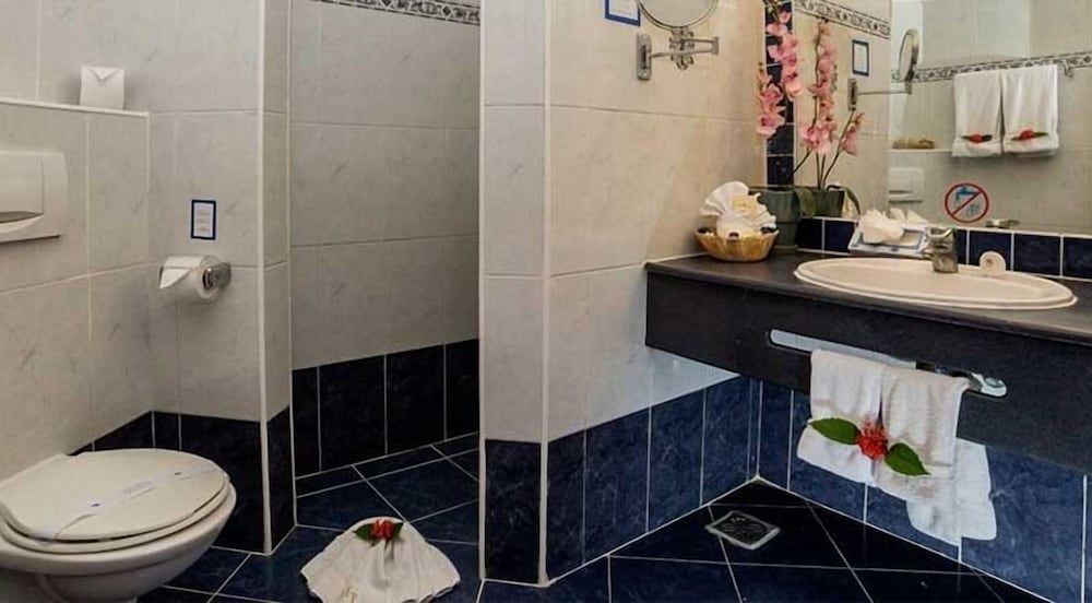 The Tropical, One Bedroom Suite