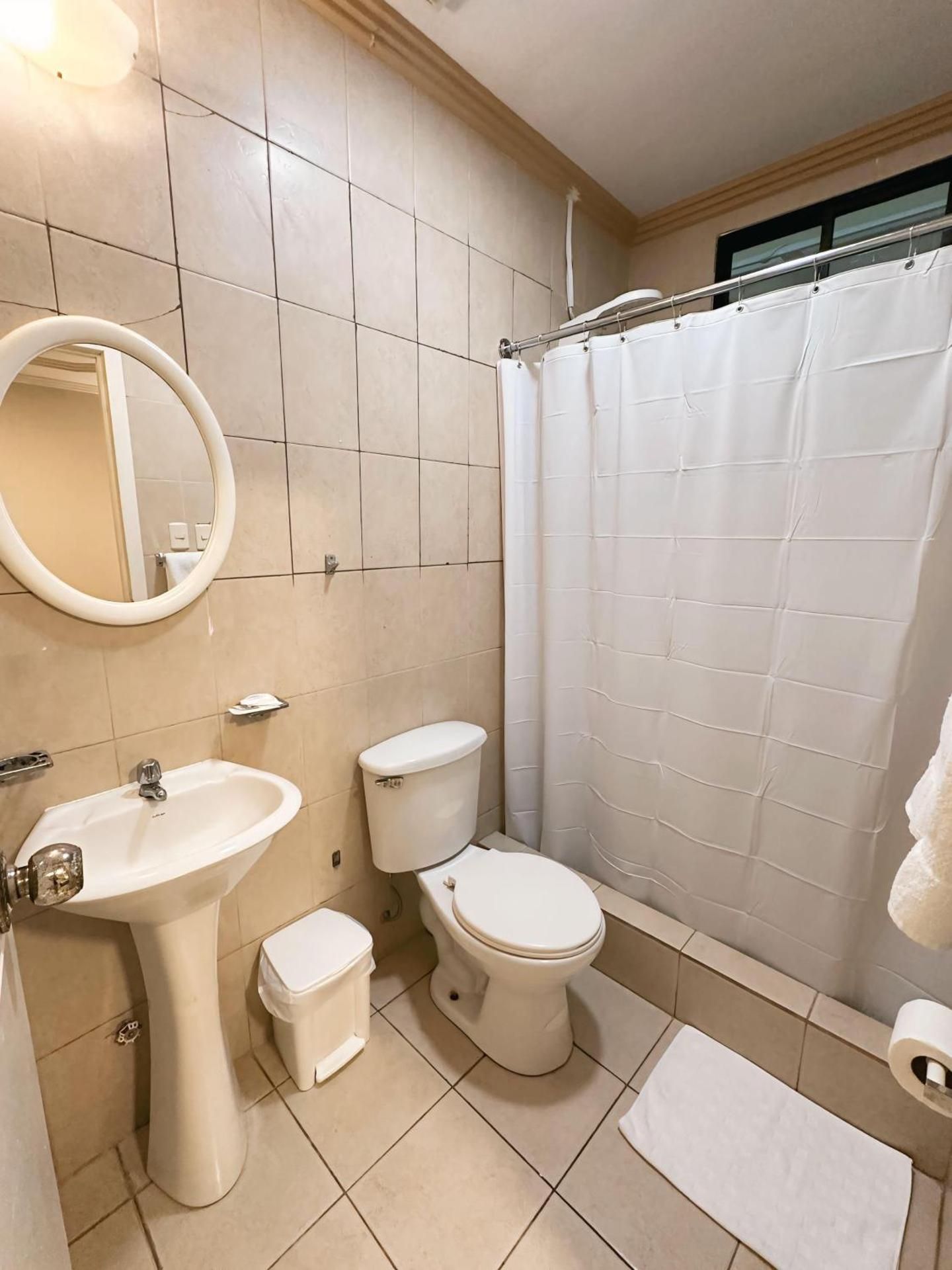 Suitesecu Rentals Guayaquil Deluxe Queen Room 3