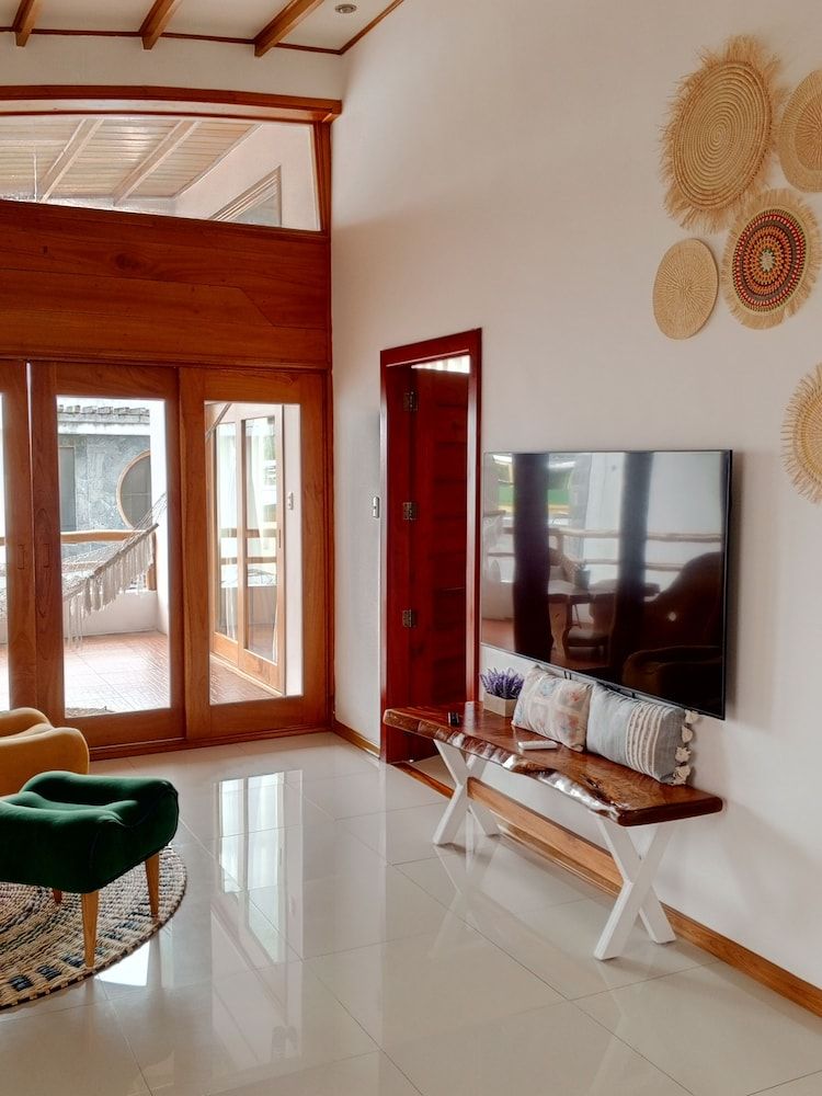 Galapagos Coliving Ecuador Casa Tuna Deluxe Apartment, Balcony, City View 13