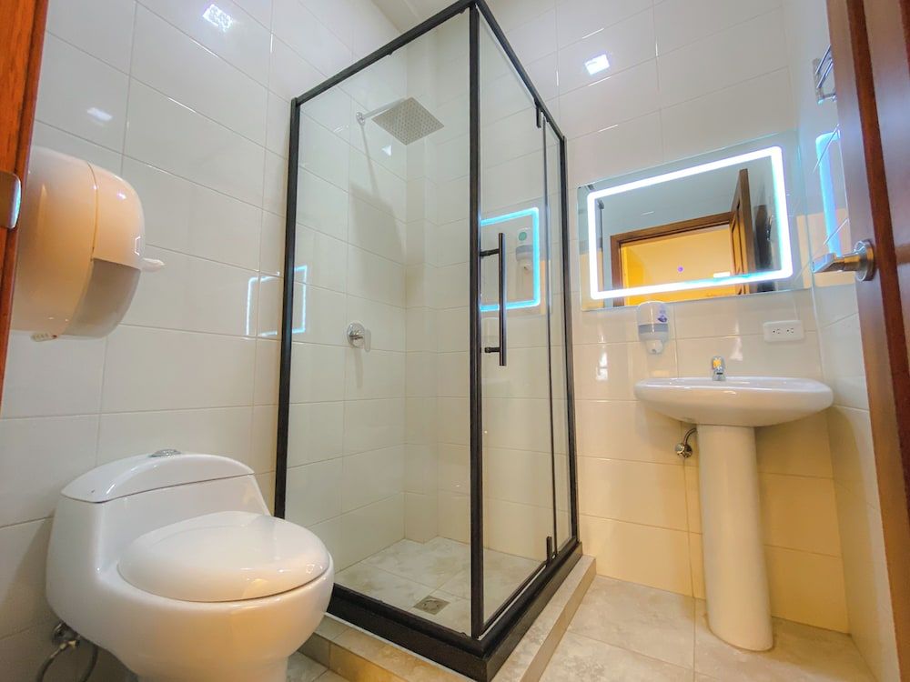 Gran Hotel Rex Deluxe Quadruple Room, Courtyard View 8