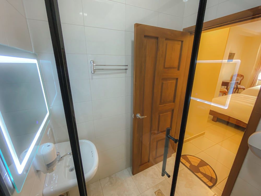 Gran Hotel Rex Deluxe Quadruple Room, Courtyard View 9