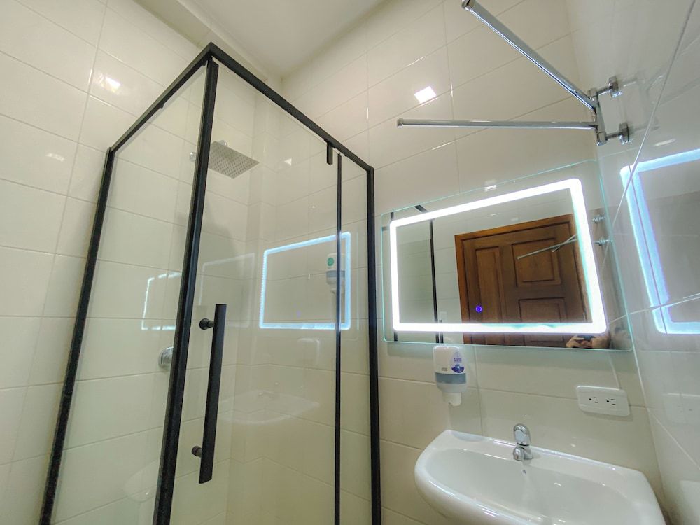 Gran Hotel Rex Deluxe Quadruple Room, Courtyard View 7