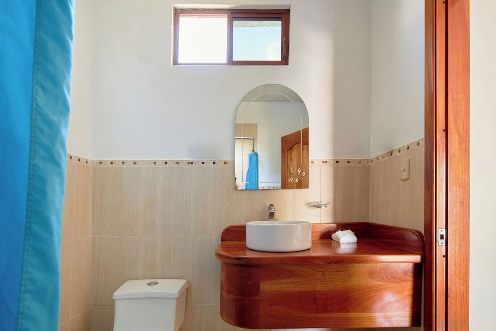 Hotel Isamar Galapagos Beachfront Deluxe Room, Garden View 18