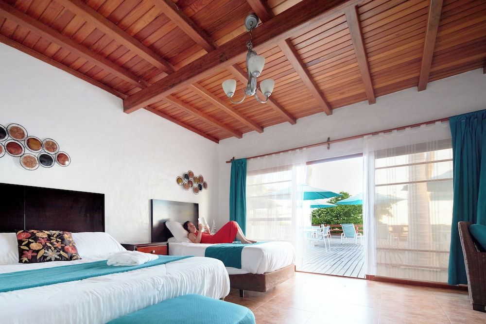 Hotel Isamar Galapagos Beachfront Deluxe Room, Sea View 5