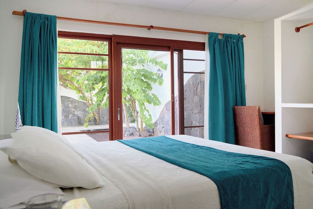 Hotel Isamar Galapagos Beachfront Deluxe Room, Garden View 12