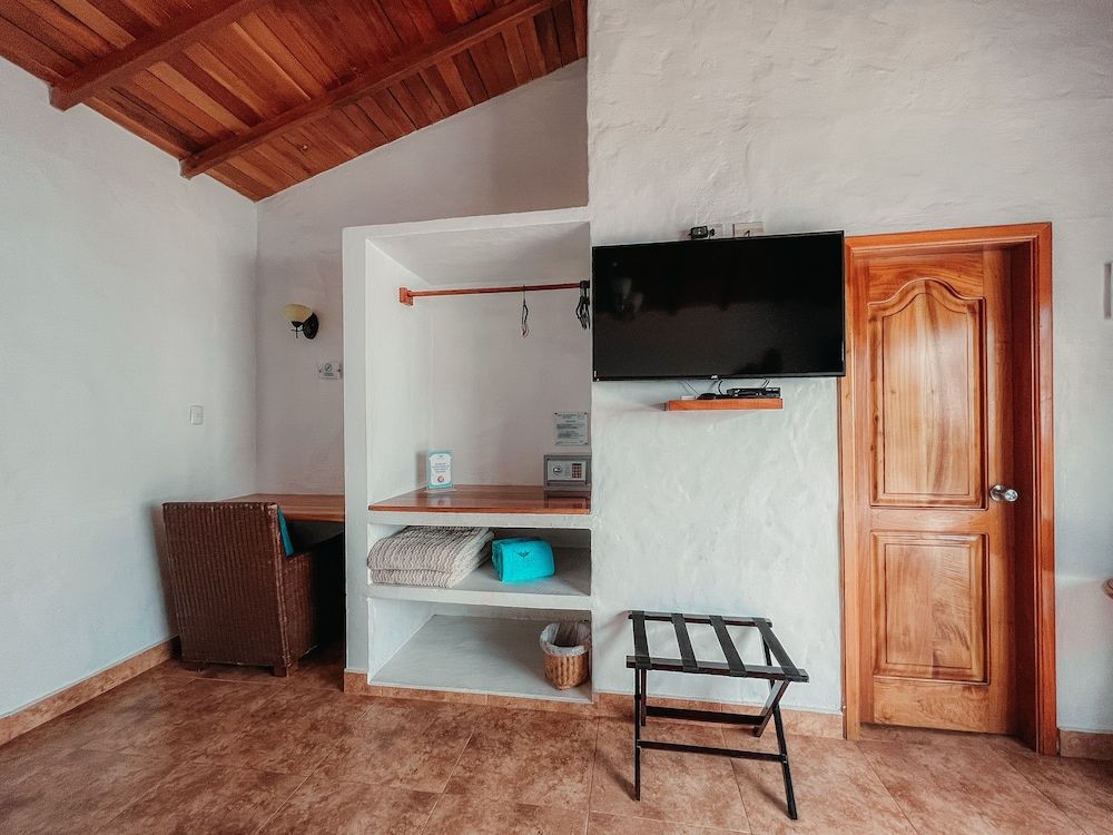 Hotel Isamar Galapagos Beachfront Deluxe Room, Garden View 25