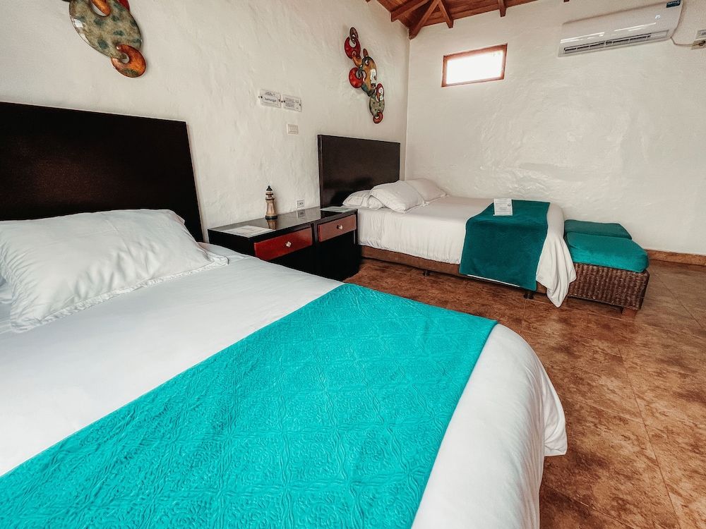 Hotel Isamar Galapagos Beachfront Deluxe Room, Garden View 5