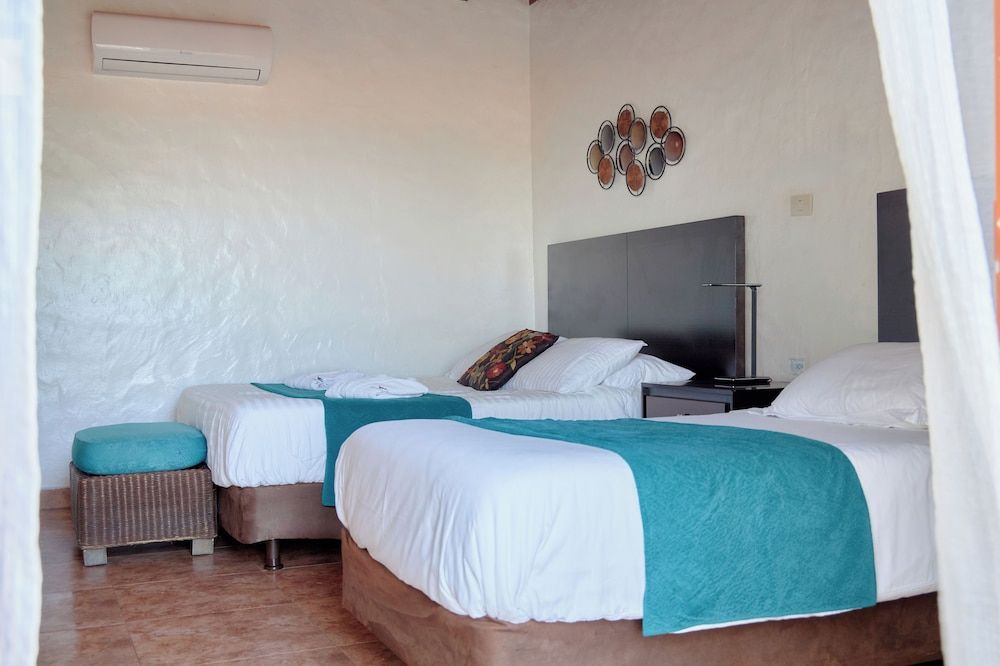 Hotel Isamar Galapagos Beachfront Deluxe Room, Garden View 14