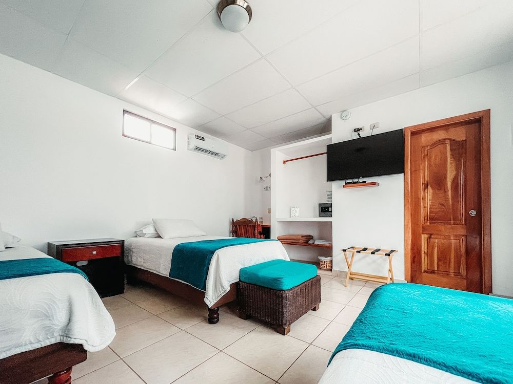 Hotel Isamar Galapagos Beachfront Deluxe Room, Garden View 6