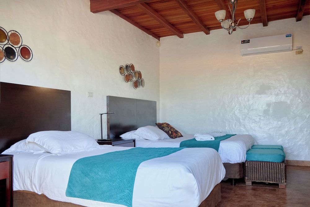 Hotel Isamar Galapagos Beachfront Deluxe Room, Garden View 15