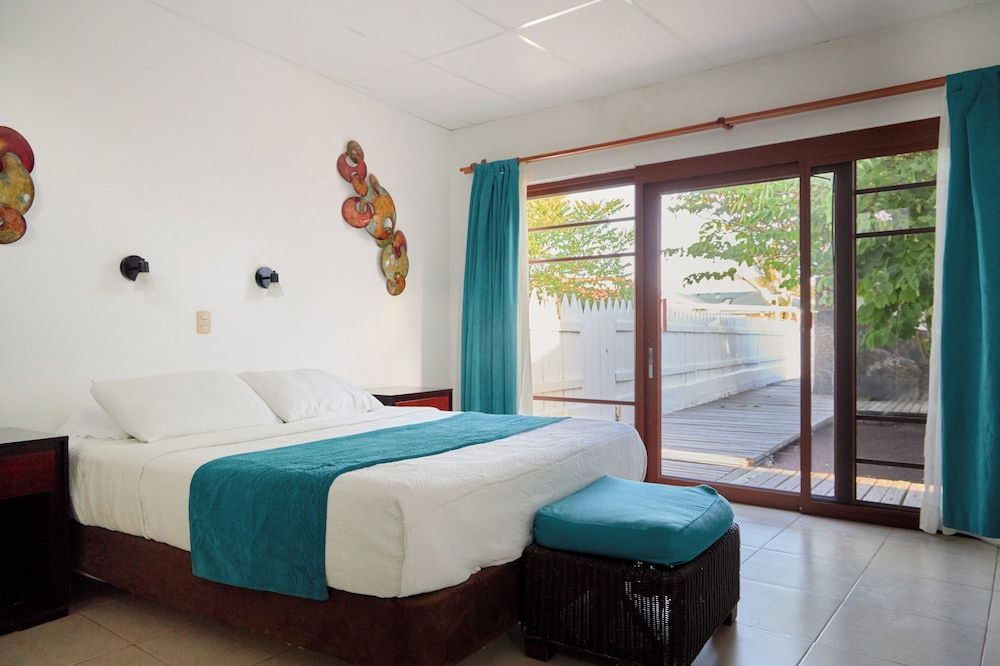 Hotel Isamar Galapagos Beachfront Deluxe Room, Garden View 13