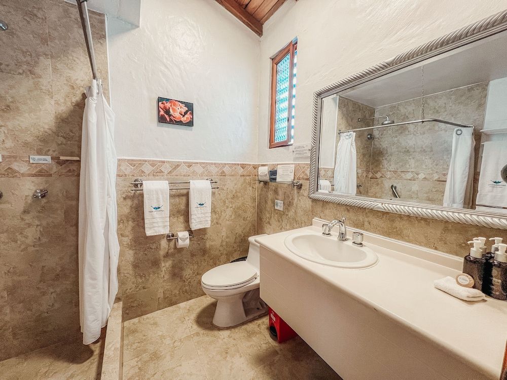 Hotel Isamar Galapagos Beachfront Deluxe Room, Sea View 11