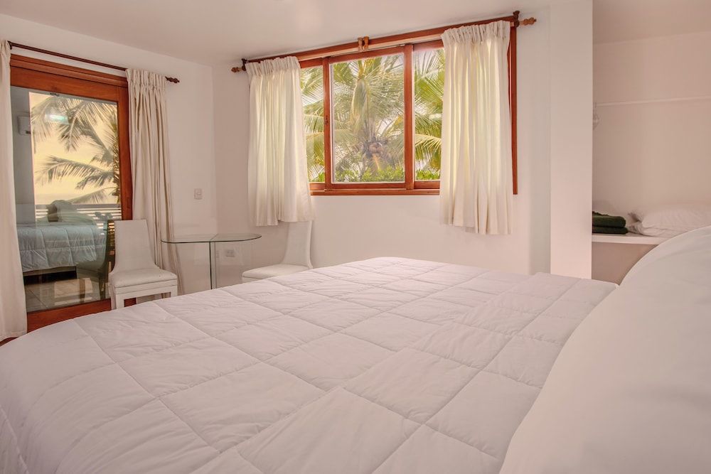 La Casa de Marita 1 King Bed Ocean Front 3