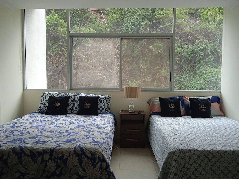 Luxury Suites Riverfront GYE Family Apartment, 2 Bedrooms, Kitchen, Hill View (2 Bedrooms with 3 Beds) 4