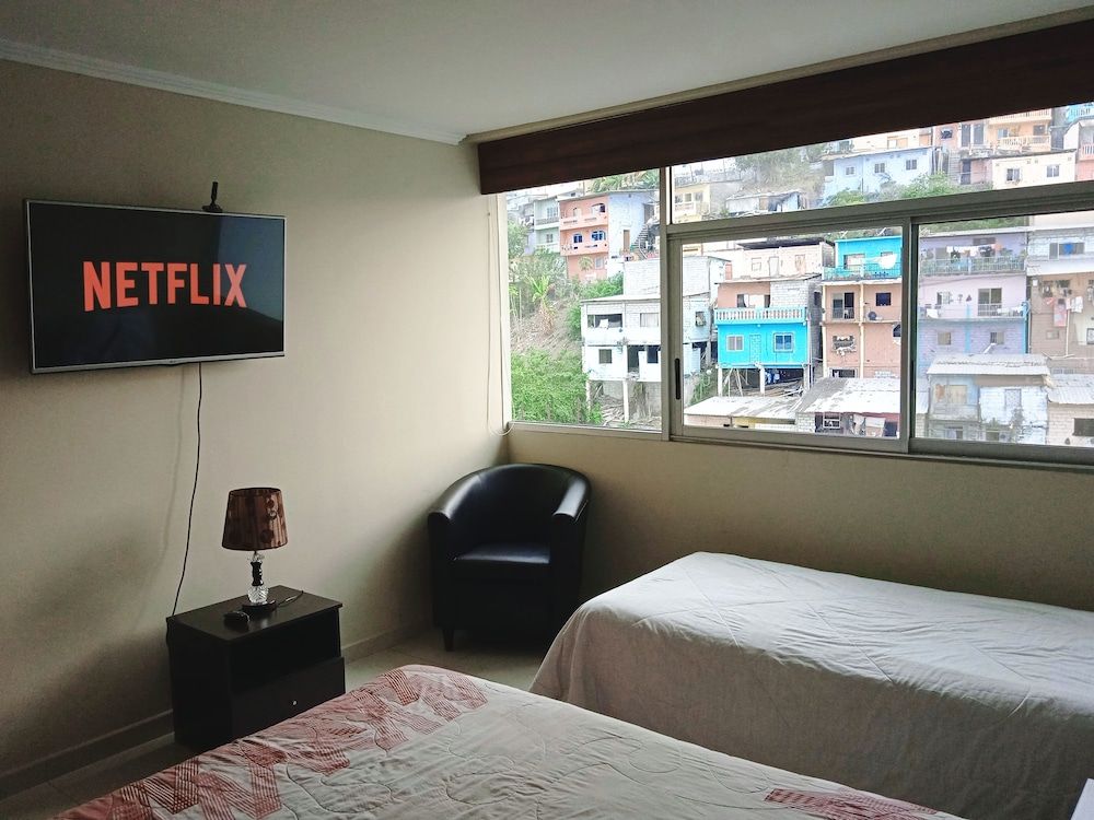 Luxury Suites Riverfront GYE Family Apartment, 2 Bedrooms, Kitchen, Hill View (2 Bedrooms with 3 Beds) 3