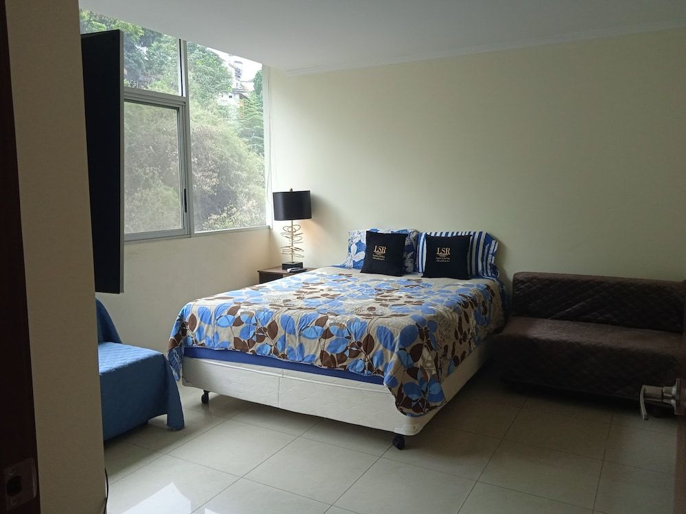 Luxury Suites Riverfront GYE Family Apartment, 2 Bedrooms, Kitchen, Hill View (2 Bedrooms with 3 Beds) 5