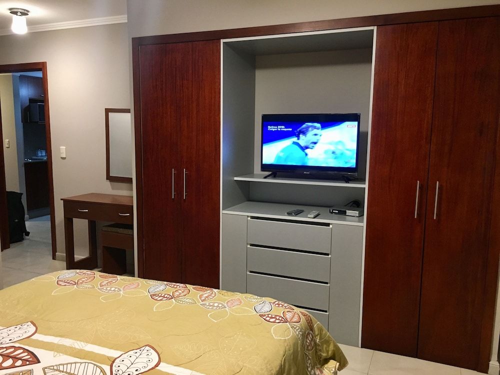 Luxury Suites Riverfront GYE Junior Apartment, 2 Bedrooms, Kitchen, Mountain View (2 Bedrooms with 2 beds) 4