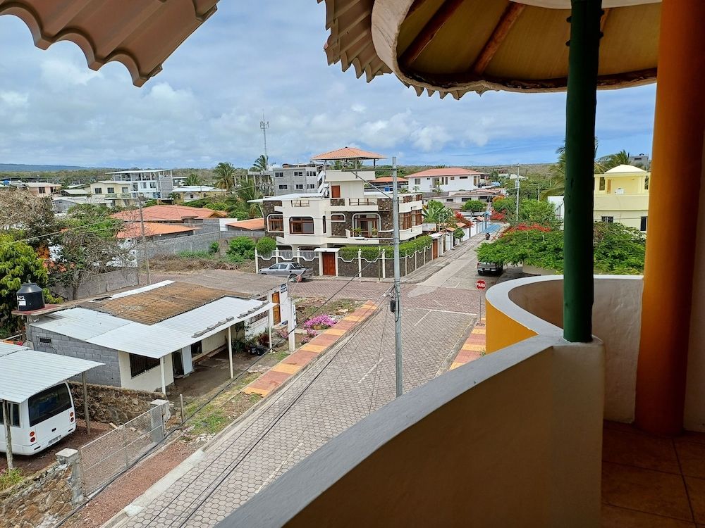 Galapagos Verde Azul Deluxe Triple Room 5