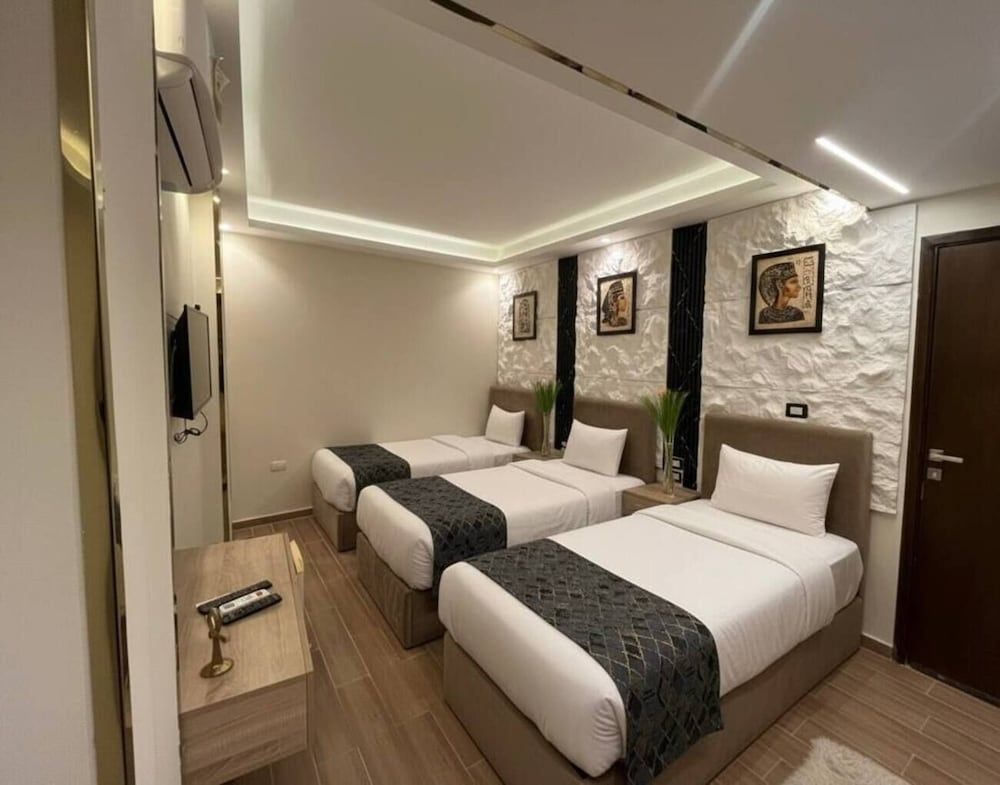 King of Pharaohs Pyramids View Classic Triple Room 7